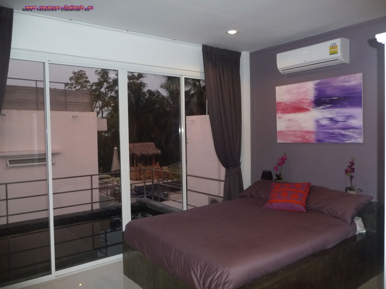 mauve room by the pool with queen size bed 1.50 m wide, air conditioning, ceiling fan, a Koh Samui Thailande